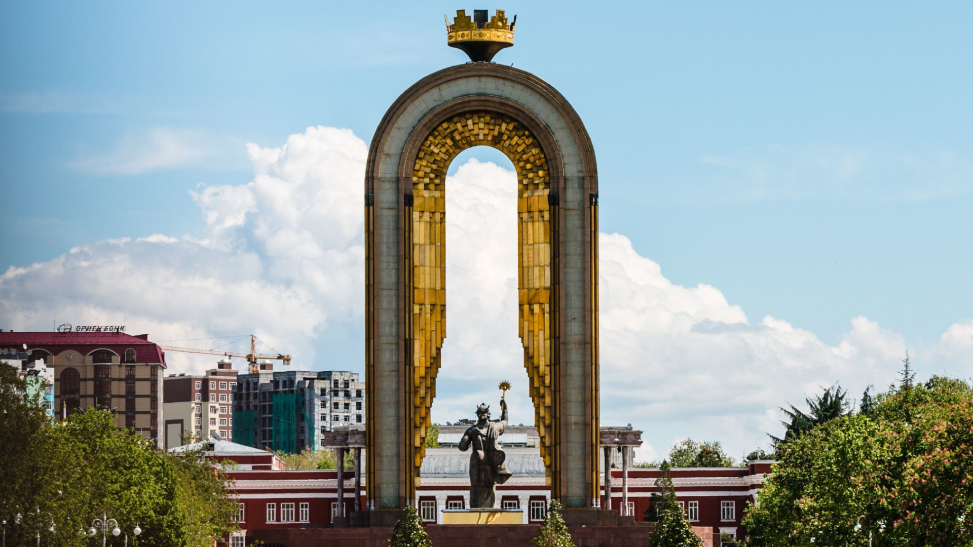 В районе Исмоила Сомони построено более 1000 праздничных объектов