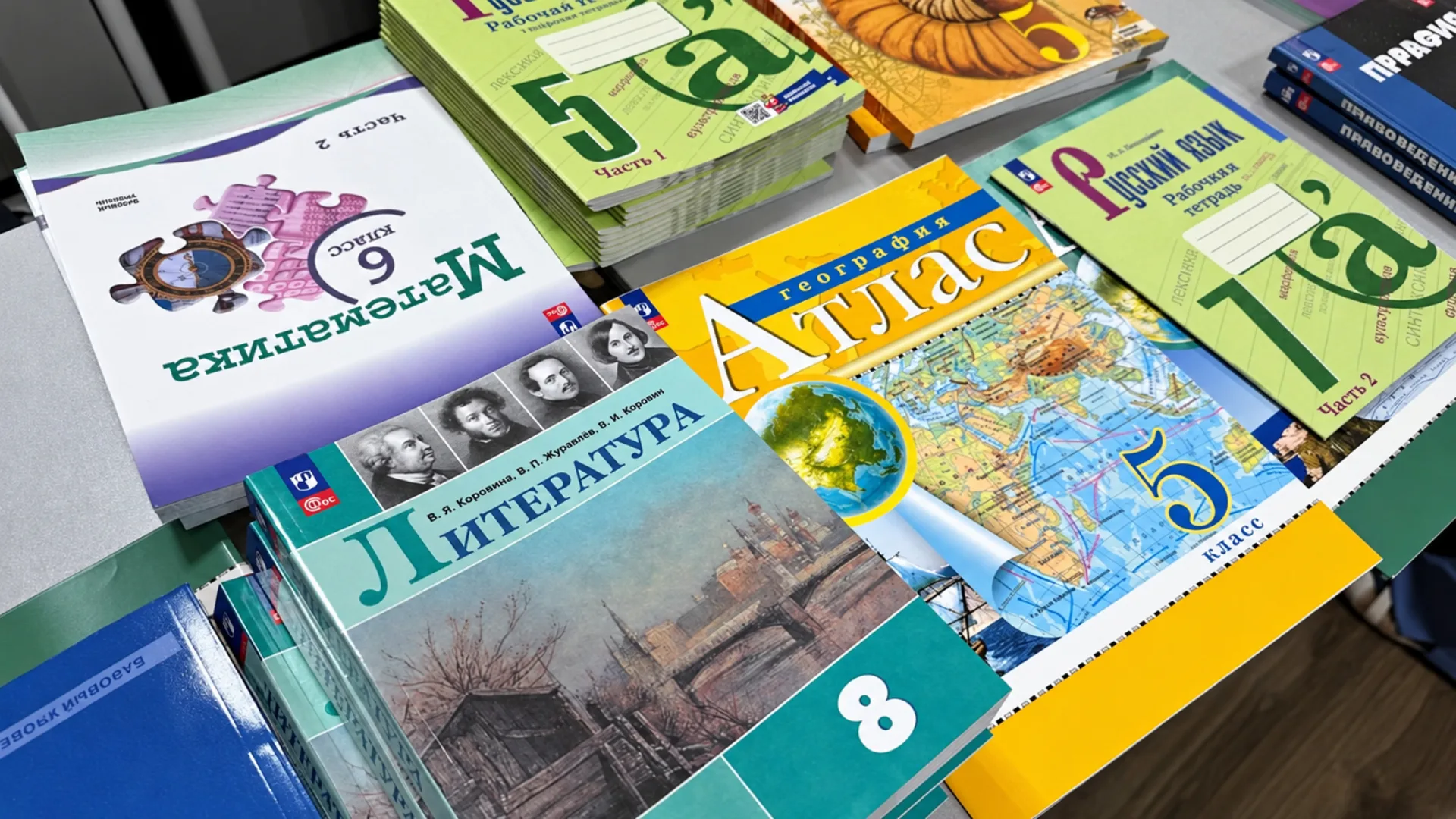 Более 2,500 книг передали школам для одарённых детей Таджикистана