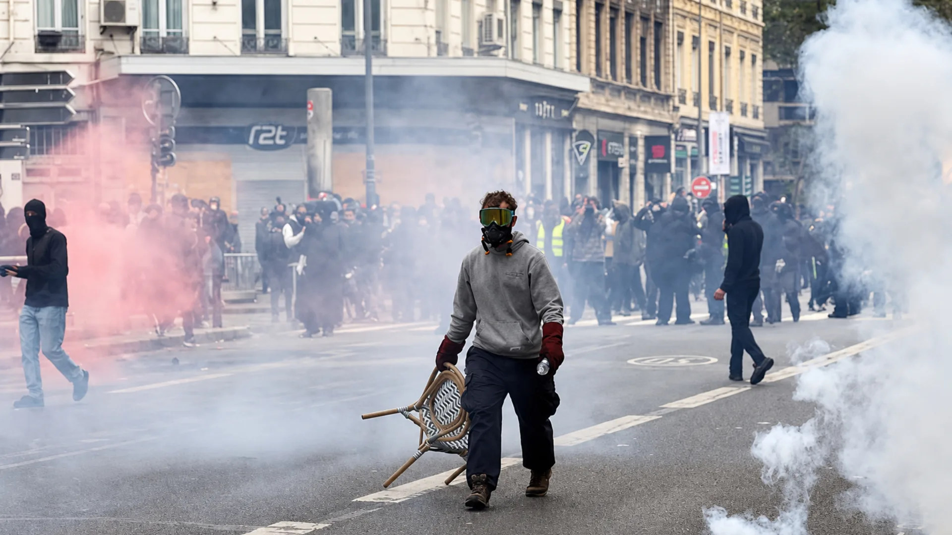 Во Франции и Италии продолжаются массовые протесты против политики властей