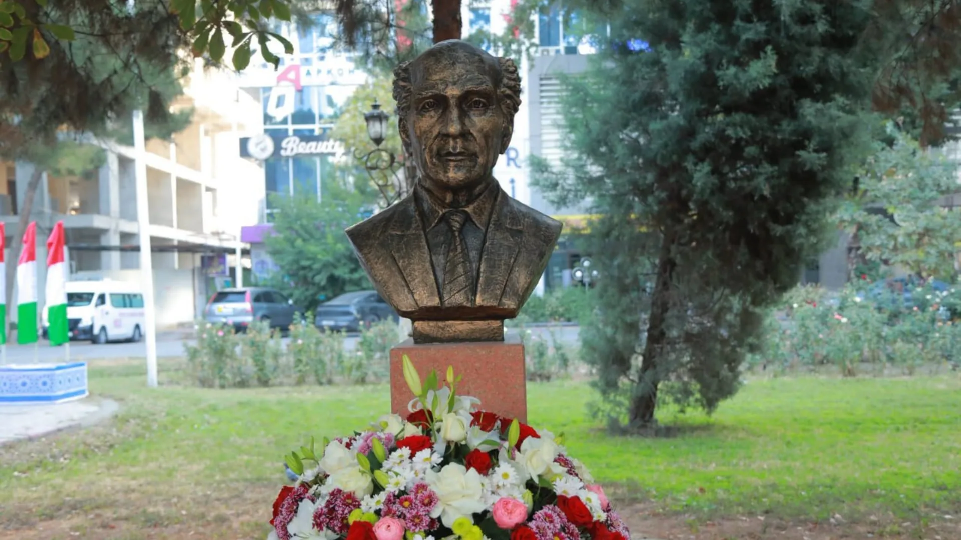 На площади «Звёзды Худжанда» открыт бюст Каххора Махкамова